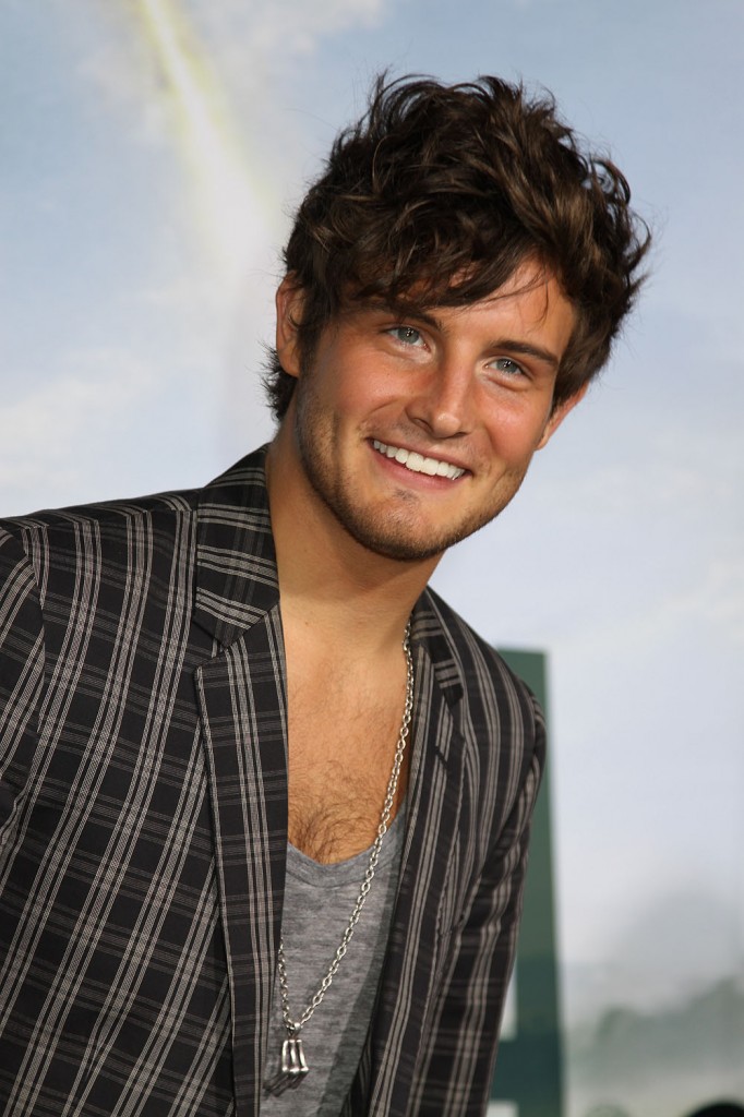 Next photo of Nico Tortorella