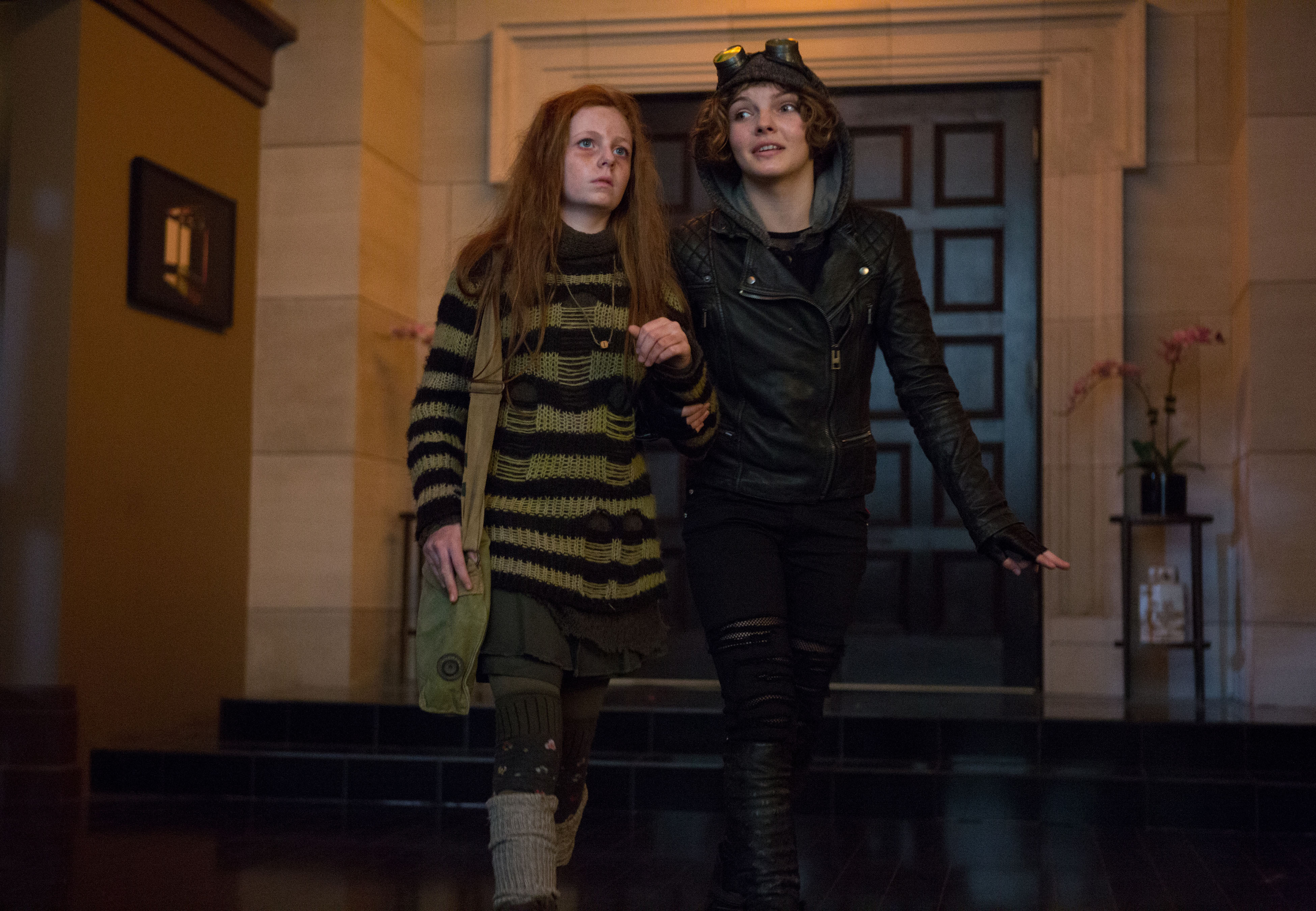 Selina Kyle (Camren Bicondova) shows Ivy (Clare Foley) the high brow